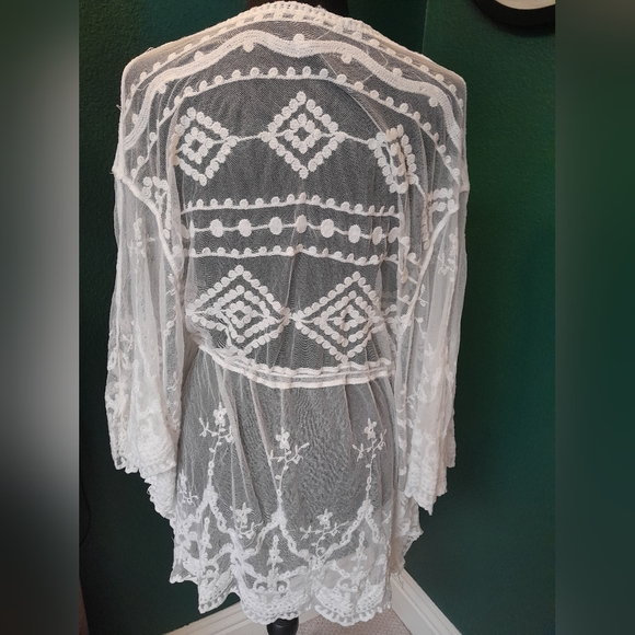 White embroidered top size M/L, NWT - Picture 4 of 5